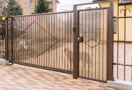 Купить ворота из профлиста с элементами ковки, с металлическими столбами в рамке или под дерево в Печоре от 152881 руб